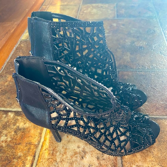 Le Chateau black diamond netted heels/stilettos - Picture 4 of 6